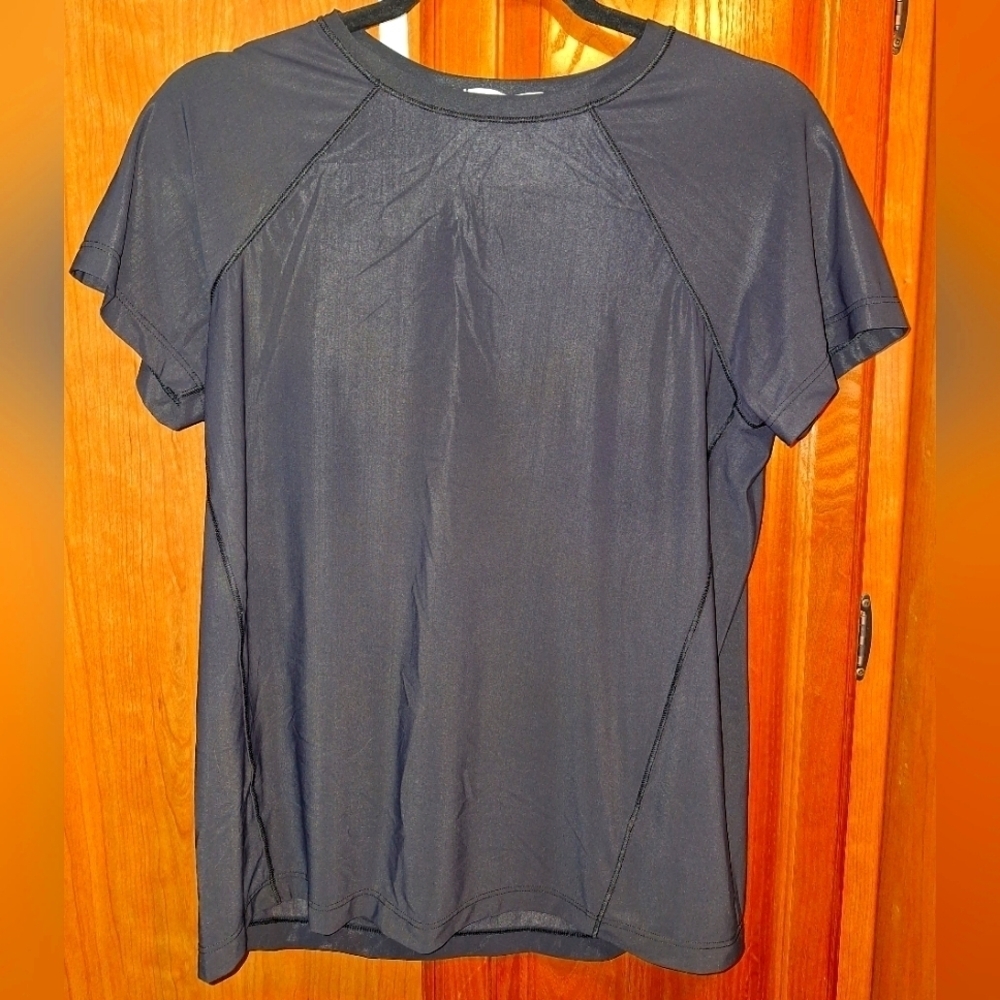 An Athleta capped sleeve t-shirt in a size XS. EUC.